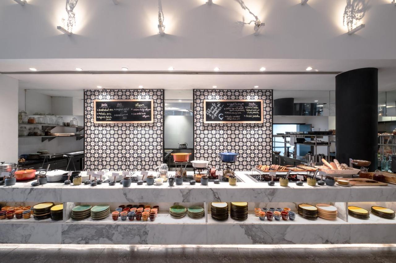 Hyatt Centric Candolim Goa Bagian luar foto The buffet at the restaurant