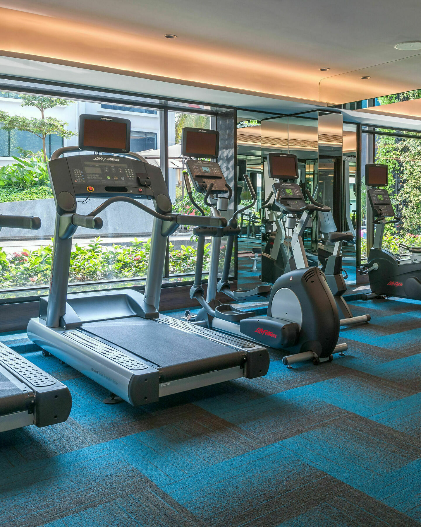 Hyatt Centric Candolim Goa Bagian luar foto A treadmill