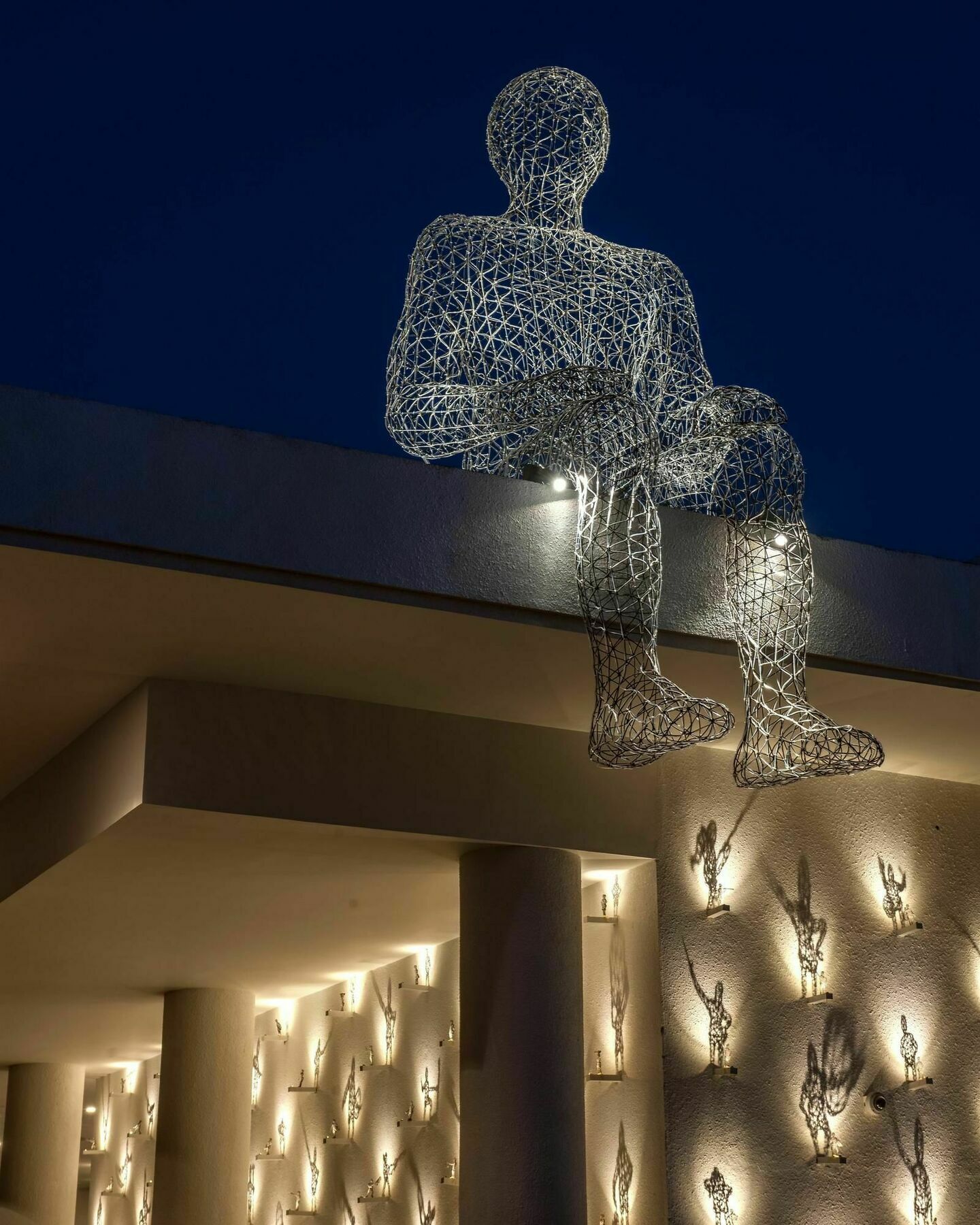 Hyatt Centric Candolim Goa Bagian luar foto The sculpture at night