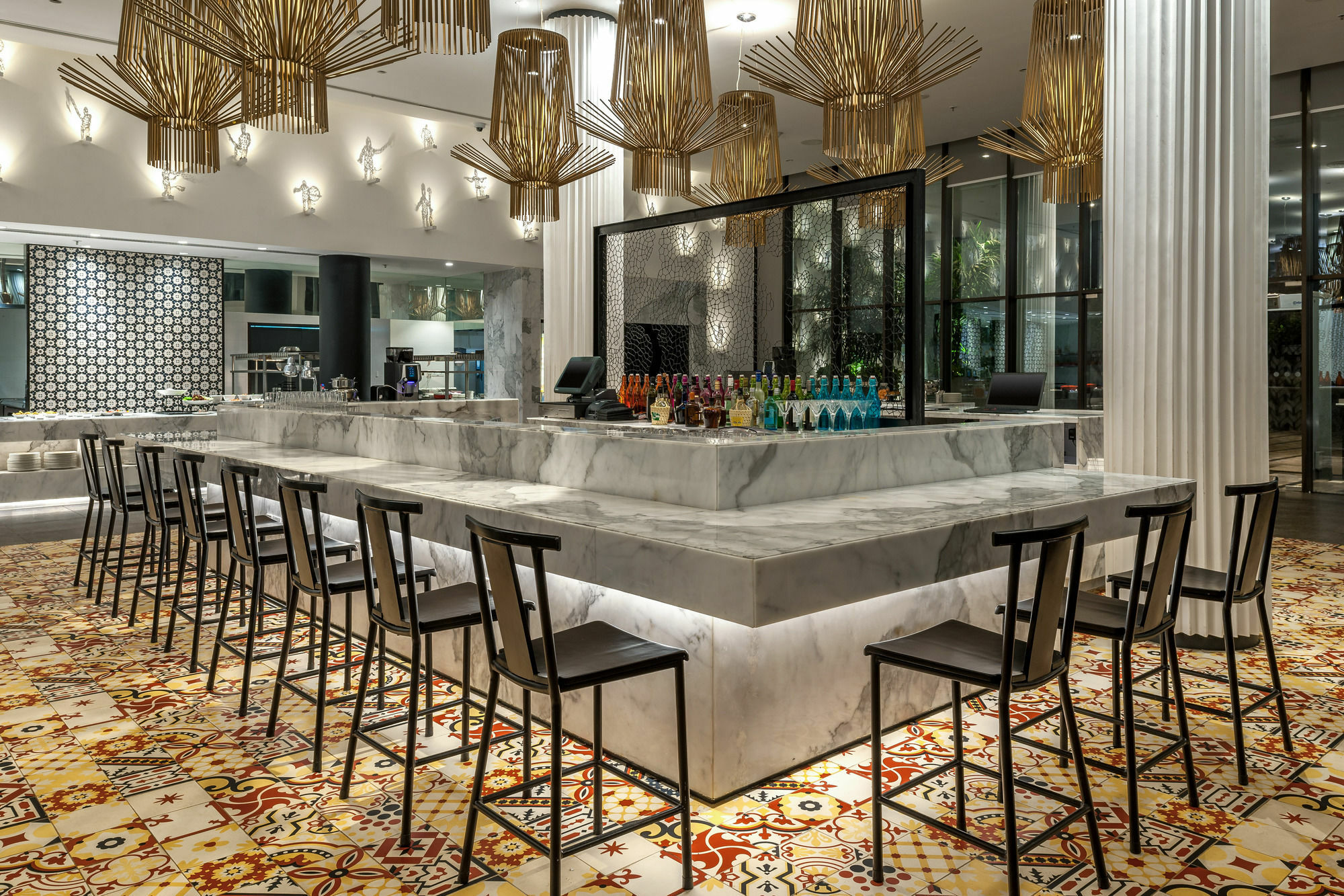 Hyatt Centric Candolim Goa Bagian luar foto The bar at the lobby
